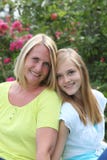 Adolescente louro amigável com sua mãe imagens de stock Adolescente louro amigável com sua mãe imagens de stock