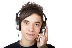 Adolescente masculino que escuta a música e os sorrisos felizes imagem de stock royalty free Adolescente masculino que escuta a música e os sorrisos felizes imagem de stock royalty free