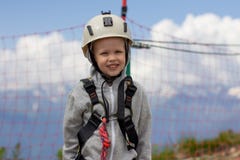 Adolescente nelle montagne un giorno di estate vestite in un sistema rampicante di assicurazione immagine stock libera da diritti Adolescente nelle montagne un giorno di estate vestite in un sistema rampicante di assicurazione immagine stock libera da diritti