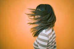 Adolescente obscurecido soplando el pelo imágenes de archivo libres de regalías Adolescente obscurecido soplando el pelo imágenes de archivo libres de regalías
