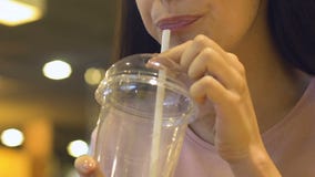 Adolescente que disfruta de la bebida dulce del vidrio plástico grande, bebidas para llevar almacen de metraje de vídeo Adolescente que disfruta de la bebida dulce del vidrio plástico grande, bebidas para llevar almacen de metraje de vídeo