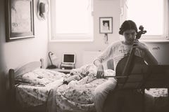 Adolescente que ejercita el violoncelo Imagenes de archivo Adolescente que ejercita el violoncelo Imagenes de archivo