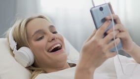 Adolescente que escucha la música en auriculares, vídeo en línea de observación, primer almacen de metraje de vídeo Adolescente que escucha la música en auriculares, vídeo en línea de observación, primer almacen de metraje de vídeo