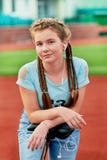 Adolescente que relaxa em um estádio Menina que relaxa em uma estadia livre da bicicleta fotografia de stock Adolescente que relaxa em um estádio Menina que relaxa em uma estadia livre da bicicleta fotografia de stock