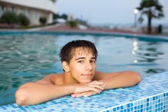 Adolescente que relaxa perto da borda na associação ao ar livre imagem de stock Adolescente que relaxa perto da borda na associação ao ar livre imagem de stock