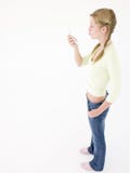 Adolescente regardant le téléphone mobile Photos stock Adolescente regardant le téléphone mobile Photos stock