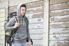 Adolescente senza tetto sulla via con lo Zaino immagini stock libere da diritti Adolescente senza tetto sulla via con lo Zaino immagini stock libere da diritti