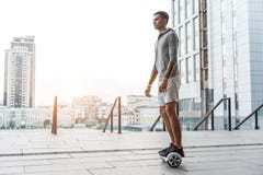 Adolescente sereno que va en hoverboard Foto de archivo libre de regalías Adolescente sereno que va en hoverboard Foto de archivo libre de regalías