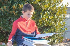 Adolescente surpreendido com livros de texto e cadernos imagens de stock Adolescente surpreendido com livros de texto e cadernos imagens de stock
