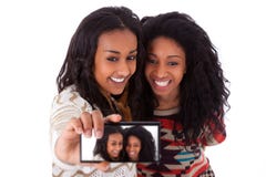 Adolescentes américaines de jeune africain noir prenant des photos avec photo libre de droits Adolescentes américaines de jeune africain noir prenant des photos avec photo libre de droits
