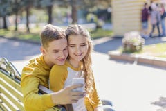Adolescentes dos pares em um banco Foto de Stock Adolescentes dos pares em um banco Foto de Stock
