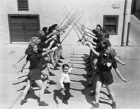 Adolescentes et clôture de petit garçon (toutes les personnes représentées ne sont pas plus long vivantes et aucun domaine n'exis images stock Adolescentes et clôture de petit garçon (toutes les personnes représentées ne sont pas plus long vivantes et aucun domaine n'exis images stock