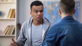 Adolescentes multirraciales agresivos que tienen lucha, discriminación racial, pelea metrajes Adolescentes multirraciales agresivos que tienen lucha, discriminación racial, pelea metrajes