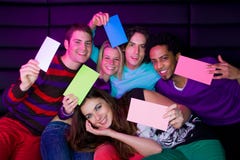 Adolescentes que llevan a cabo muestras Adolescentes que llevan a cabo muestras