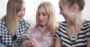 Adolescentes que olham o índice e a dança dos meios Adolescentes que olham o índice e a dança dos meios
