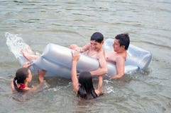 Adolescentes y muchachas que nadan y que juegan en el río en verano fotos de archivo Adolescentes y muchachas que nadan y que juegan en el río en verano fotos de archivo