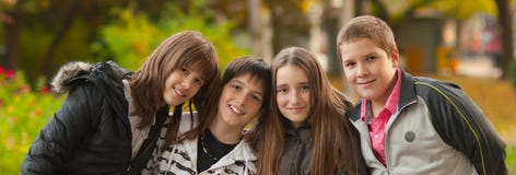 Adolescentes y muchachas que se divierten en el parque en día hermoso del otoño imágenes de archivo libres de regalías Adolescentes y muchachas que se divierten en el parque en día hermoso del otoño imágenes de archivo libres de regalías