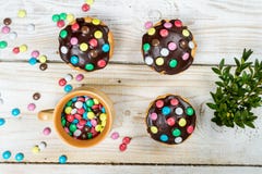 Adornamiento de los molletes de pascua con los caramelos Imagenes de archivo