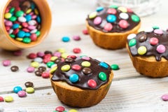 Adornamiento de los molletes de pascua con los caramelos Imagenes de archivo