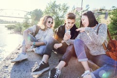 Ados d'amis d'école de société des différentes nationalités ethniques s images libres de droits Ados d'amis d'école de société des différentes nationalités ethniques s images libres de droits