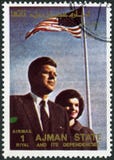 ADSCHMAN - 1972: Shows John F Kennedy (1917-1963) und Frau Jacqueline Lee Jackie Bouvier (1929-1994) stockbilder ADSCHMAN - 1972: Shows John F Kennedy (1917-1963) und Frau Jacqueline Lee Jackie Bouvier (1929-1994) stockbilder