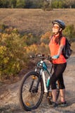Adult attractive female cyclist standing with closed eyes and en Royalty Free Stock Images Adult attractive female cyclist standing with closed eyes and en Royalty Free Stock Images