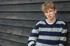 Adulte d'adolescent masculin de garçon jeune photo stock Adulte d'adolescent masculin de garçon jeune photo stock