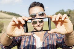 Adultos lindos jovenes toman un selfie Imagen de archivo