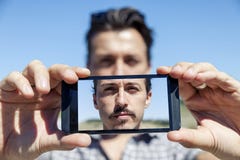 Adultos lindos jovenes toman un selfie Imagen de archivo