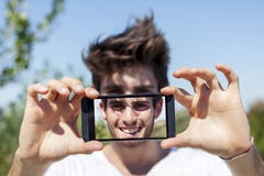 Adultos lindos jovenes toman un selfie Imágenes de archivo libres de regalías