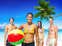 Adultos novos que apreciam-se em uma praia tropical fotografia de stock royalty free Adultos novos que apreciam-se em uma praia tropical fotografia de stock royalty free