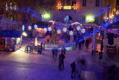Adventmarknad i Zadar Kroatien, nattsikt från över royaltyfri foto Adventmarknad i Zadar Kroatien, nattsikt från över royaltyfri foto