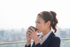 Advokataffärskvinnaprofessionell som går dricka utomhus coff fotografering för bildbyråer Advokataffärskvinnaprofessionell som går dricka utomhus coff fotografering för bildbyråer