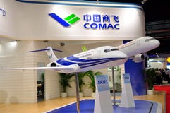 Aerei passeggeri ARJ21 e C919 di COMAC a Airshow immagini stock Aerei passeggeri ARJ21 e C919 di COMAC a Airshow immagini stock