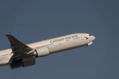Aereo dell'aereo di linea del jet di Cathay Pacific Airways Boeing 777 immagini stock libere da diritti Aereo dell'aereo di linea del jet di Cathay Pacific Airways Boeing 777 immagini stock libere da diritti