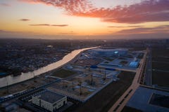 Aereo: Lo stadio di Kaliningrad nel tramonto immagini stock libere da diritti Aereo: Lo stadio di Kaliningrad nel tramonto immagini stock libere da diritti