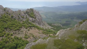 aerial Fliegen über Bergen, Felsen und Wäldern Überraschende Ansicht von Krim stock footage aerial Fliegen über Bergen, Felsen und Wäldern Überraschende Ansicht von Krim stock footage