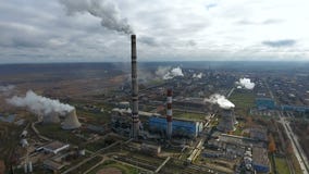aerial Verschmutzungsindustrie Rauchendes Kraftwerk in einem enormen Industriegebiet stock footage aerial Verschmutzungsindustrie Rauchendes Kraftwerk in einem enormen Industriegebiet stock footage
