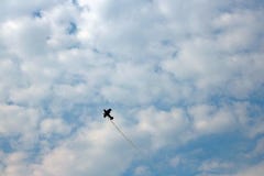 AEROBATIC BIPLANE ΕΝΑΝΤΙΑ ΣΤΑ ΣΥΝΝΕΦΑ ΠΟΥ ΣΥΡΟΥΝ ΤΟΝ ΚΑΠΝΟ στοκ φωτογραφίες με δικαίωμα ελεύθερης χρήσης AEROBATIC BIPLANE ΕΝΑΝΤΙΑ ΣΤΑ ΣΥΝΝΕΦΑ ΠΟΥ ΣΥΡΟΥΝ ΤΟΝ ΚΑΠΝΟ στοκ φωτογραφίες με δικαίωμα ελεύθερης χρήσης