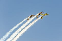 Aerobatic Flugzeug steuert Training im Himmel der Bukarest-Stadt, Rumänien Farbiges Flugzeug mit Spurnrauche Stockbild Aerobatic Flugzeug steuert Training im Himmel der Bukarest-Stadt, Rumänien Farbiges Flugzeug mit Spurnrauche Stockbild