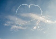 Aerobatic Flugzeug steuert Training im Himmel der Bukarest-Stadt, Rumänien Farbiges Flugzeug mit Spurnrauche Lizenzfreies Stockfoto Aerobatic Flugzeug steuert Training im Himmel der Bukarest-Stadt, Rumänien Farbiges Flugzeug mit Spurnrauche Lizenzfreies Stockfoto