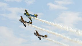Aerobatic Flugzeug steuert Training im Himmel der Stadt Bukarest, Rumänien Lizenzfreies Stockfoto Aerobatic Flugzeug steuert Training im Himmel der Stadt Bukarest, Rumänien Lizenzfreies Stockfoto