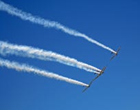 AEROBATIC ΣΥΡΟΝΤΑΣ ΚΑΠΝΟΣ ΟΜΑΔΑΣ ΤΟΥ ΧΑΡΒΑΡΝΤ στοκ εικόνα με δικαίωμα ελεύθερης χρήσης AEROBATIC ΣΥΡΟΝΤΑΣ ΚΑΠΝΟΣ ΟΜΑΔΑΣ ΤΟΥ ΧΑΡΒΑΡΝΤ στοκ εικόνα με δικαίωμα ελεύθερης χρήσης