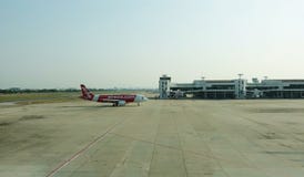 Aeroplani di AirAsia su un modo del taxi ad un terminale fotografia stock libera da diritti Aeroplani di AirAsia su un modo del taxi ad un terminale fotografia stock libera da diritti