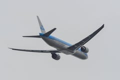 Aeroplano che decolla dall'aeroporto di Narita fotografie stock Aeroplano che decolla dall'aeroporto di Narita fotografie stock