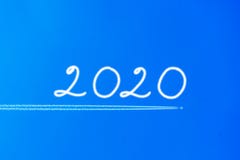 Aeroplano con la scia nel cielo blu Il concetto di libertà, muoventesi in avanti Priorit? bassa del cielo In avanti a 2020 immagini stock Aeroplano con la scia nel cielo blu Il concetto di libertà, muoventesi in avanti Priorit? bassa del cielo In avanti a 2020 immagini stock