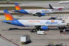 Aeroporto Allegiant del Fort Lauderdale degli aeroplani di Airbus A320 dell'aria Fotografia Stock Libera da Diritti Aeroporto Allegiant del Fort Lauderdale degli aeroplani di Airbus A320 dell'aria Fotografia Stock Libera da Diritti