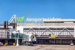 Aeroporto Lisboa após a aterrissagem - opinião da janela da torre/via principal Imagens de Stock Aeroporto Lisboa após a aterrissagem - opinião da janela da torre/via principal Imagens de Stock