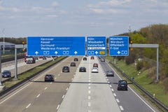 Aeropuerto de Francfort - Autobahn A5 con el roadsign al aeropuerto fotografía de archivo libre de regalías Aeropuerto de Francfort - Autobahn A5 con el roadsign al aeropuerto fotografía de archivo libre de regalías