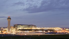 Aeropuerto internacional PDX en la noche - el aeropuerto m?s grande y mejor de Portland del estado de Oregon foto de archivo libre de regalías Aeropuerto internacional PDX en la noche - el aeropuerto m?s grande y mejor de Portland del estado de Oregon foto de archivo libre de regalías